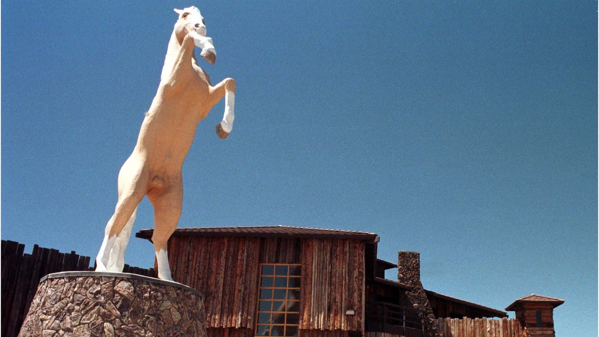Glamour in the High Desert: Apple Valley Inn drew dazzling array of celebrities in heyday
