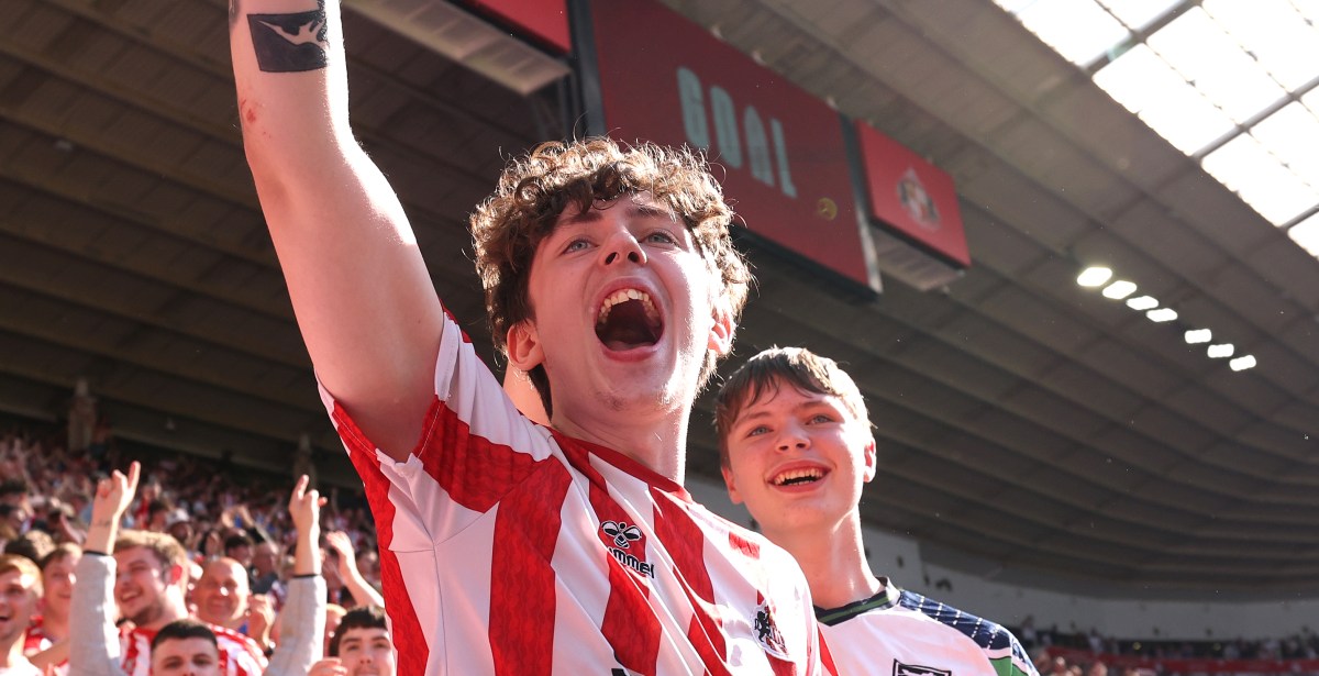 Let’s enjoy being aboard the red and white rollercoaster!
